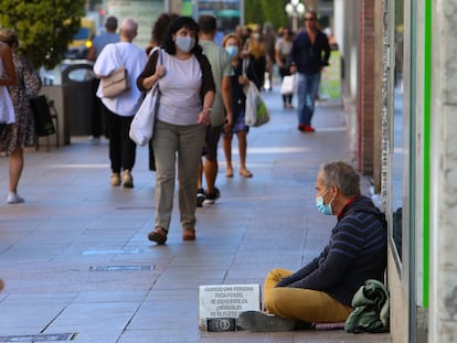 Una persona pide limosna en una calle de Alicante.