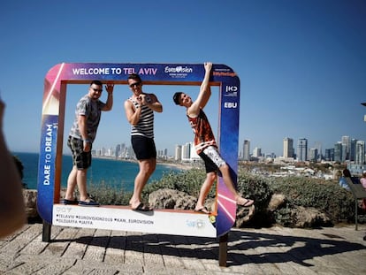 Eurofans en una instalación de Eurovisión en Tel Aviv.