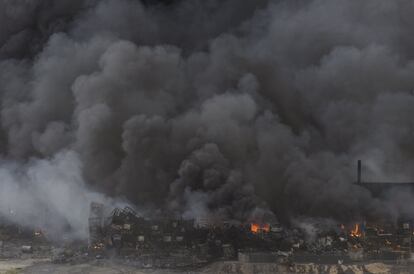 Restos de una nave incendiada en una planta de reciclaje de productos industriales en Chiloeches.