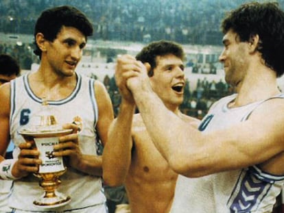 Drazen Petrovic y Fernando Martín celebran junto a Romay la victoria en la Recopa de 1989