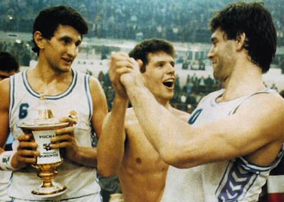 Drazen Petrovic y Fernando Martín celebran junto a Romay la victoria en la Recopa de 1989