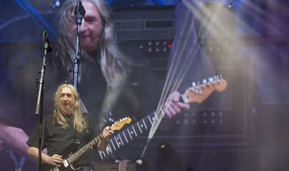 Rosendo durante el concierto de ayer en Las Ventas. 