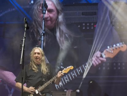 Rosendo durante el concierto de ayer en Las Ventas. 