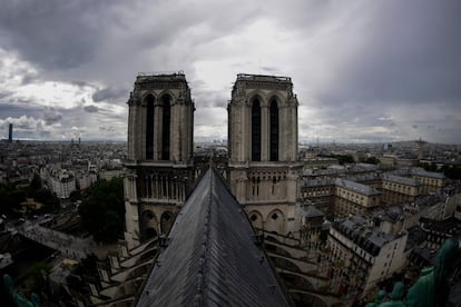 En esta imagen se muestra el techo de la catedral de Notre-Dame que ha ardido hoy.