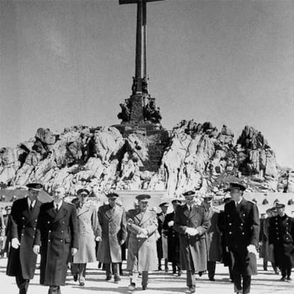 Francisco Franco, en el centro, el día de la inaguración del monumento y la basílica del Valle de los Caídos, el 1 de abril de 1959.