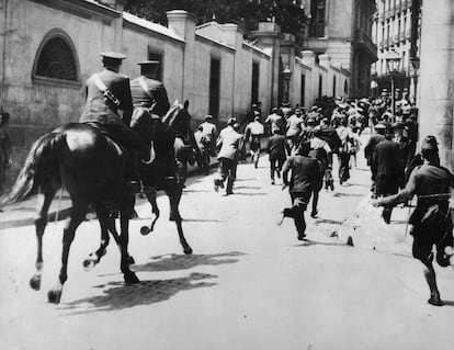 La policía a caballo persigue a unas personas en una calle de Madrid después de que comunistas y fascistas se enfrentaran durante un desfile militar el 4 de mayo de 1936.