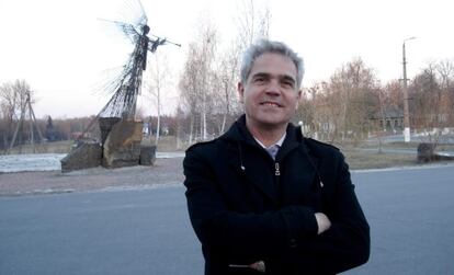 Lenar Sagidulin, en la plaza principal del pueblo de Chernóbil (Ucrania).