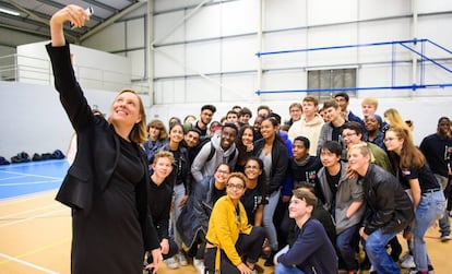 Tracey Crouch haciéndose un selfie en el lanzamiento del Servicio Nacional Ciudadano (NCS por sus siglas en inglés) en la Academia Harris, en Beckenham.