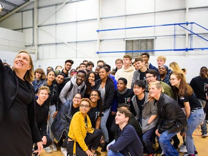 Tracey Crouch haciéndose un selfie en el lanzamiento del Servicio Nacional Ciudadano (NCS por sus siglas en inglés) en la Academia Harris, en Beckenham.