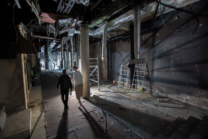 Aspecto de las obras en el interior de la futura librería Finestres, en Barcelona.