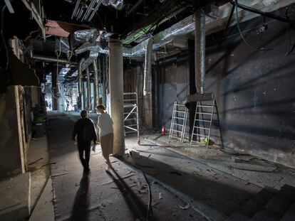 Aspecto de las obras en el interior de la futura librería Finestres, en Barcelona.