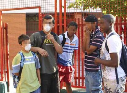 Alumnos del instituto Isaac Albéniz de Leganés, afectado por el brote de nueva gripe, volvieron a clase con mascarillas.
