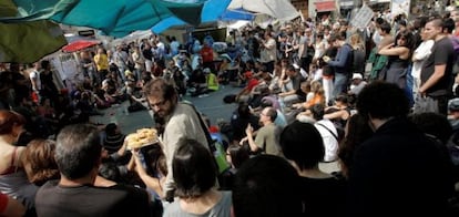 Reunión del grupo de jóvenes acampados en la Puerta del Sol