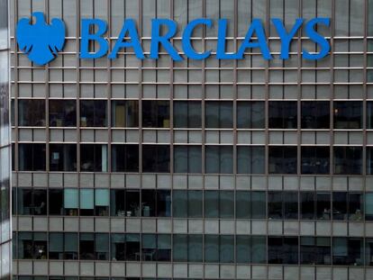 Un edificio de oficinas de Barclays en el distrito financiero londinense de Canary Wharf. 