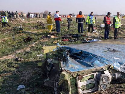 Fotografía de los restos del avión accidentado en Teherán, proporcionada por la agencia IRNA. 