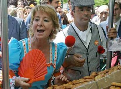 Esperanza Aguirre, vestida de chulapa, durante su visita a la pradera de San Isidro