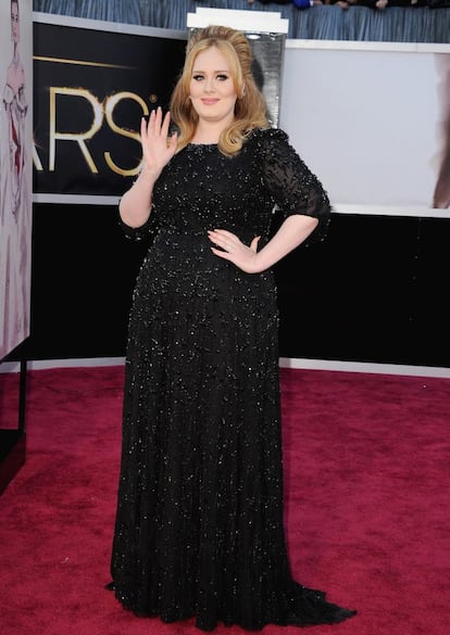 La cantante Adele a su llegada a la alfombra roja con un vestido de Jenny Packham.