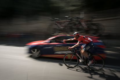 Un ciclista puja la muntanya de Montjuïc, la darrera etapa de la Volta Catalunya. 
