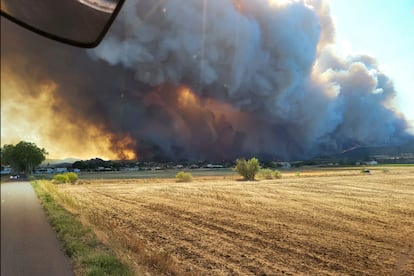 Vista del incendio forestal en el macizo de Corbières, en el sur de Francia, el martes.