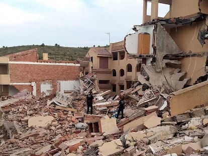 Dos bomberos entre los escombros del edificio derrumbado en Peñíscola.