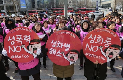 Vestindo coletes rosas, mulheres vão a protesto em Seul (Coreia do Sul).