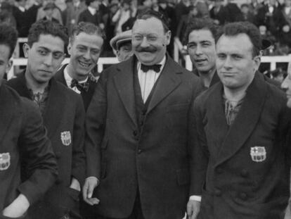 Hans Gamper, entre jugadores del F.C. Barcelona.