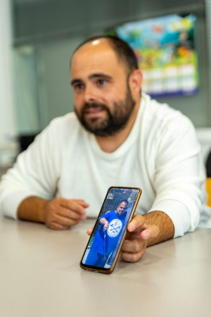 Antonio Fernández muestra, en un momento de la entrevista, una imagen suya antes de someterse a una cirugía bariátrica para tratar su obesidad.