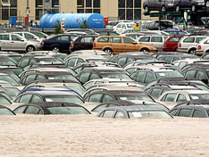 un concesionario de coches inundado