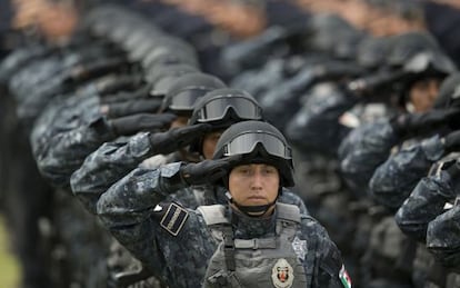 Elementos de la Gendarmería saludan la bandera