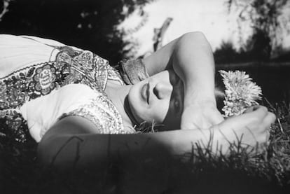 Frida Kahlo nasceu em 6 de julho de 1907 em Coyoacán, no México. Na foto, a artista plástica posando em Xochimilco, México (1941).