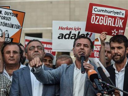 Miembros de la oposici&oacute;n hablan a la prensa, a finales de julio en Estambul. 