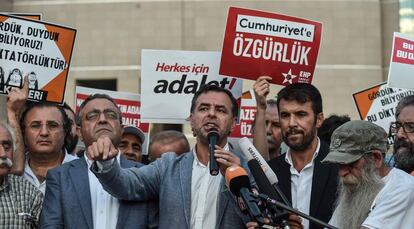 Miembros de la oposición hablan a la prensa, a finales de julio en Estambul.