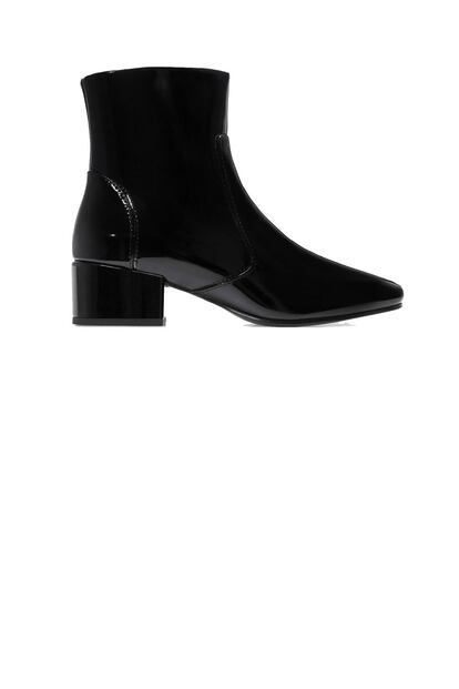 Una de las tendencias de la temporada son los botines de charol. Estos son de Zara (39,95 euros).