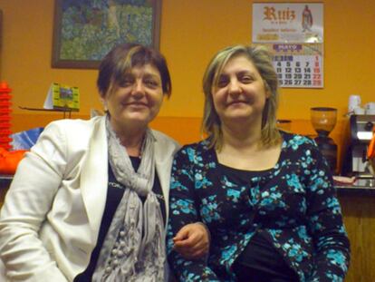 María José, izquierda, y Vicky, muy parecidas, se encontraron a los 51 años.