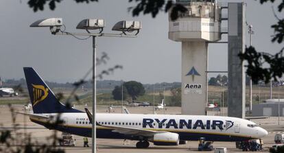 Un avi&oacute;n de Ryanair en Girona