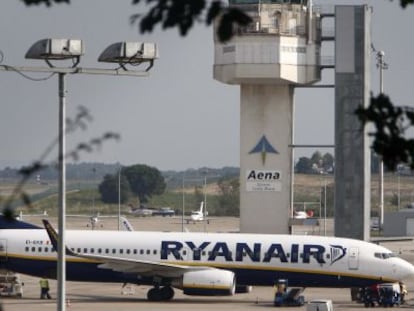 Un avi&oacute;n de Ryanair en Girona