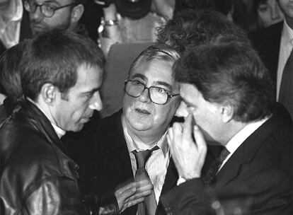 Era conocida la amistad de José Luis Coll con el ex presidente del Gobierno, Felipe González. En la imagen, político y humorista, junto al actor Imanol Arias, durante un encuentro con los intelectuales del país, en la campaña electoral del PSOE de 1996.