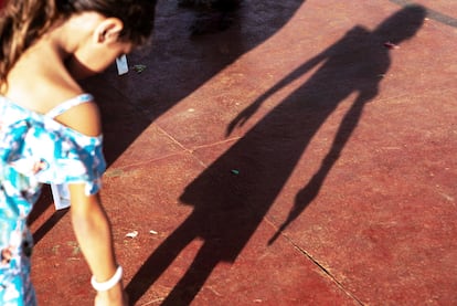 Una niña juega con su sombra en Altamira, Brasil.