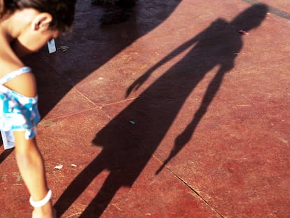 Una niña juega con su sombra en Altamira, Brasil.