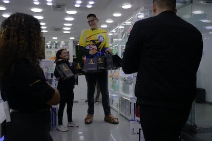 Jeison Rodríguez graba videos publicitarios en una tienda de tecnología.