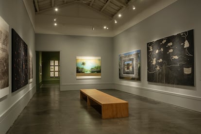 La sala dedicada a los 'paisajes vírgenes' en el Pabellón de España de la Bienal de Venecia, con obras del Prado y el Thyssen reinterpretadas por Sandra Gamarra.