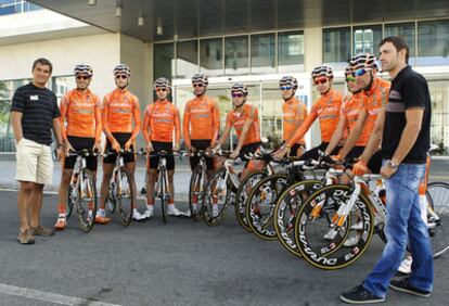 Los corredores del equipo Euskatel-Euskadi que participarán en la Vuelta Ciclista a España posan en la presentación del grupo realizada hoy en Vitoria.