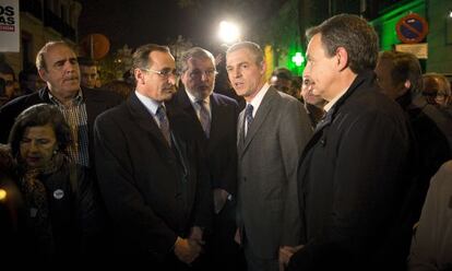 El embajador francés en España, Jérôme Bonnafont justo al ex presidente de Gobierno José Luis Rodríguez Zapatero.