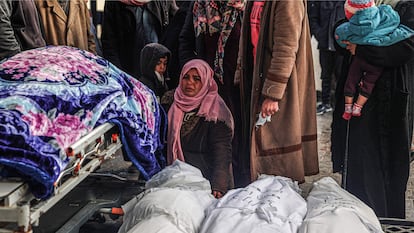 Ciudadanos palestinos lloran la muerte de sus familiares por ataques israelíes en Rafah, en el sur de la franja de Gaza, el pasado 24 de enero.