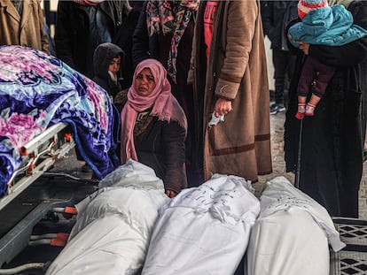 Ciudadanos palestinos lloran la muerte de sus familiares por ataques israelíes en Rafah, en el sur de la franja de Gaza, este miércoles.