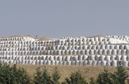 Cientos de sacos de cenizas en el parque de residuos de Valdemingómez.