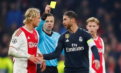 El árbitro muestra la tarjeta amarilla a Ramos ante Dolberg.