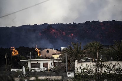 La lava devora varias viviendas en Todoque el 27 de octubre.