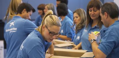 Los voluntarios de La Caixa organizando los alimentos.