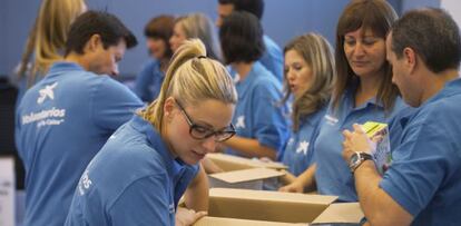 Los voluntarios de La Caixa organizando los alimentos.